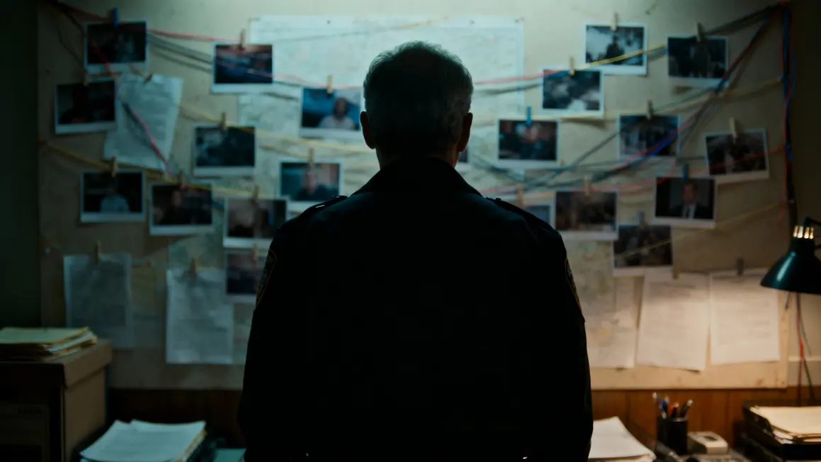 ex policier devant mur de preuves mr mercedes netflix