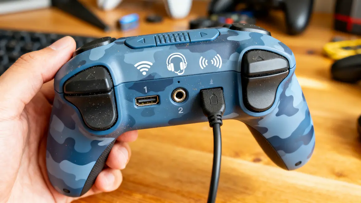 Spécificités manette PS4 Bluetooth camouflage bleu vue rapprochée